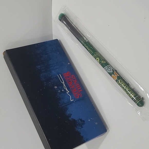 1/2 PRICE✅ MAC STRANGER THINGS 2 PC SET: The Void Eye Palette + Eye Brush  NEW - Picture 17 of 17